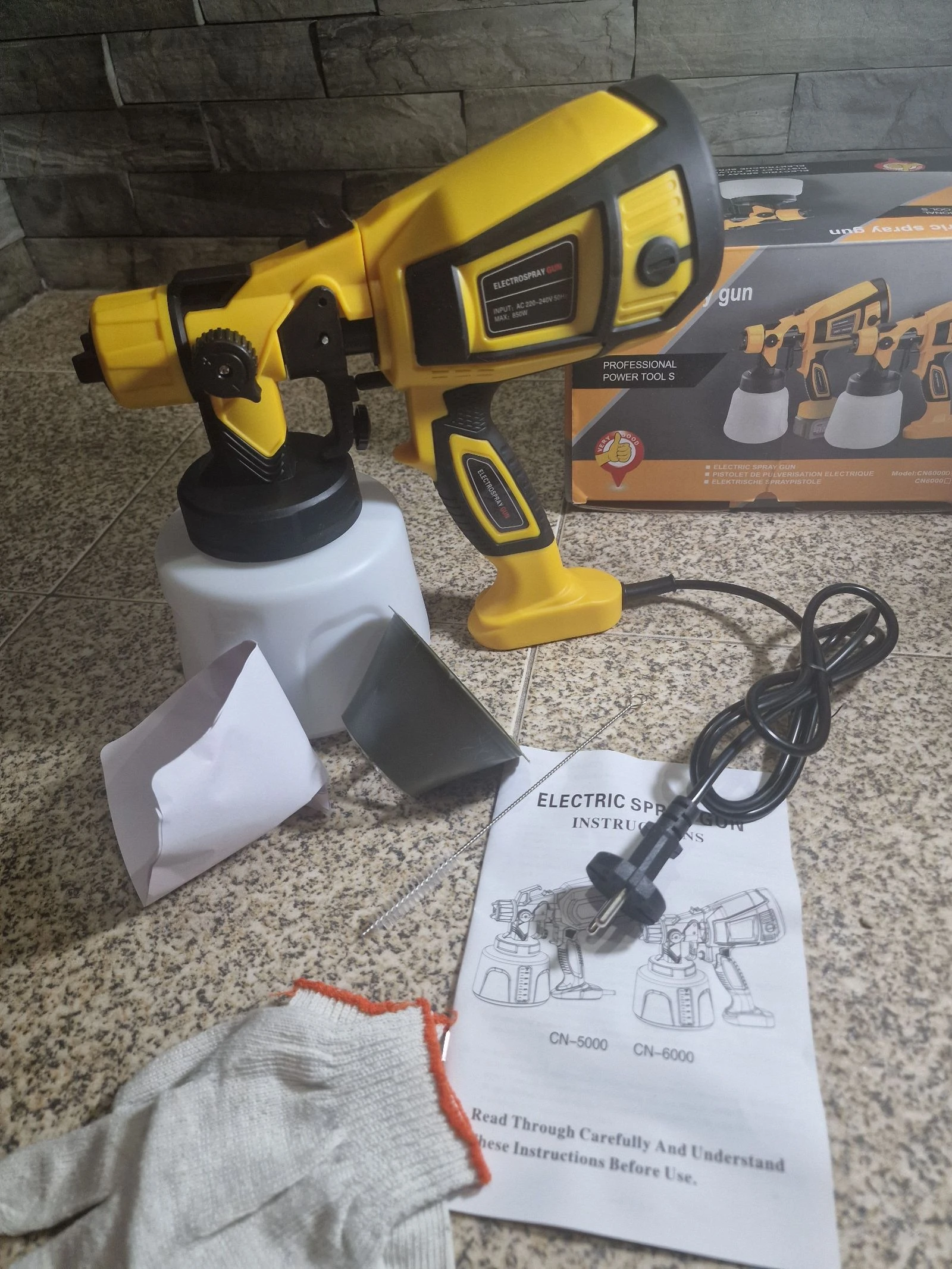 pistola de pintura elétrica HVLP amarela, com potência que varia entre 650W e 850W.